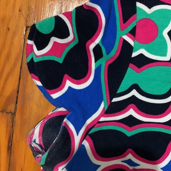 Crown and Ivy Bold Print T-shirt Dress with Scalloped Hem - Picture 3 of 6